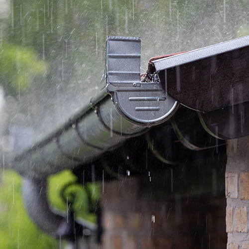 Verstopfte Regenrinne reinigen